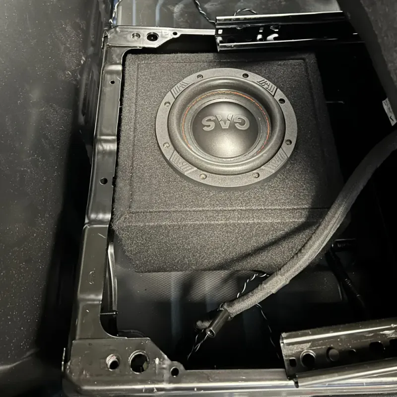 Match Lydoppgraderingspakke VW Transporter T7 Match DSP-forsterker og basskasse. Kan benyttes i både 2- og 3-seters utgave.